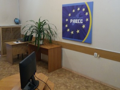 Работа в Европе - Равес - офис о нас плакат 2