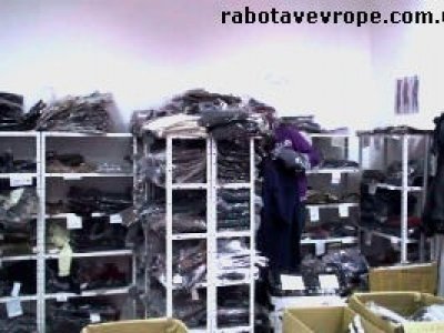 Пакування одягу на складі в Польщі